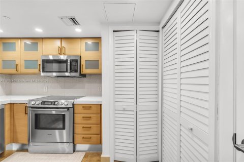 Condo in Miami, Florida, 2 bedrooms  № 1953345 - photo 8