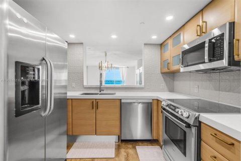 Condo in Miami, Florida, 2 bedrooms  № 1953345 - photo 7
