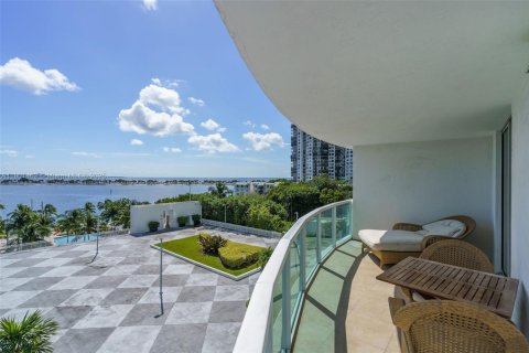 Condo in Miami, Florida, 2 bedrooms  № 1953345 - photo 4