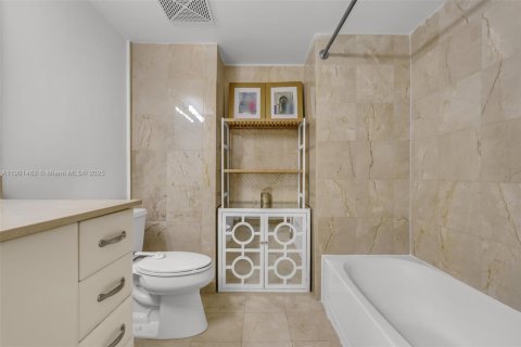 Condo in Miami, Florida, 2 bedrooms  № 1953345 - photo 16