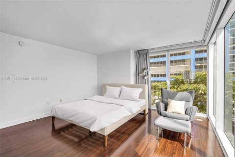 Condo in Miami, Florida, 2 bedrooms  № 1953345 - photo 13