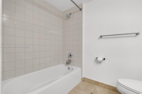 Condo in Miami, Florida, 2 bedrooms  № 1953345 - photo 24