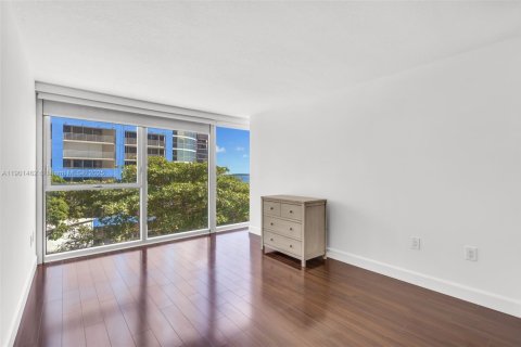 Condo in Miami, Florida, 2 bedrooms  № 1953345 - photo 18
