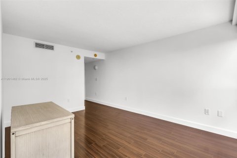 Condo in Miami, Florida, 2 bedrooms  № 1953345 - photo 22