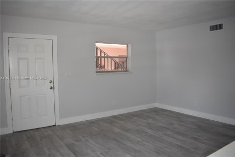 Condo in Pompano Beach, Florida, 2 bedrooms  № 1896260 - photo 2