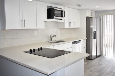 Condo in Pompano Beach, Florida, 2 bedrooms  № 1896260 - photo 1