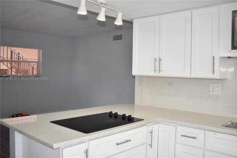 Condo in Pompano Beach, Florida, 2 bedrooms  № 1896260 - photo 6