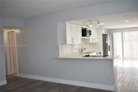 Condo in Pompano Beach, Florida, 2 bedrooms  № 1896260 - photo 3