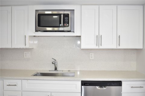 Condo in Pompano Beach, Florida, 2 bedrooms  № 1896260 - photo 8