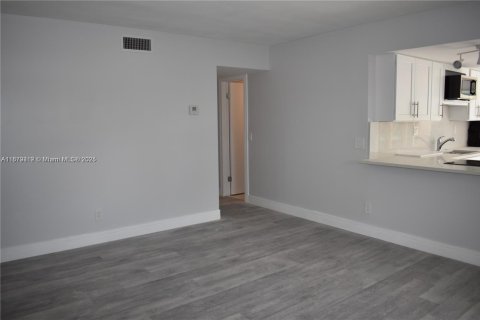 Condo in Pompano Beach, Florida, 2 bedrooms  № 1896260 - photo 9