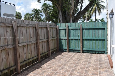 Condo in Pompano Beach, Florida, 2 bedrooms  № 1896260 - photo 17
