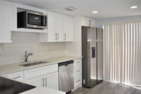 Condo in Pompano Beach, Florida, 2 bedrooms  № 1896260 - photo 7