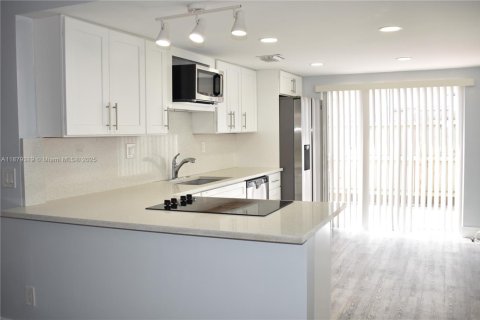 Condo in Pompano Beach, Florida, 2 bedrooms  № 1896260 - photo 5