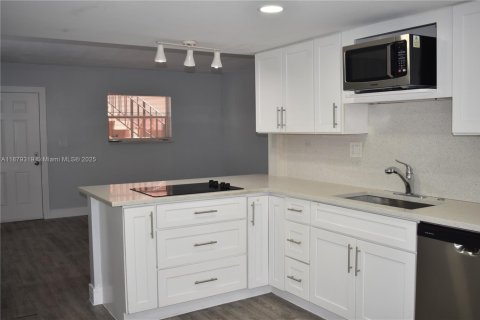 Condo in Pompano Beach, Florida, 2 bedrooms  № 1896260 - photo 4