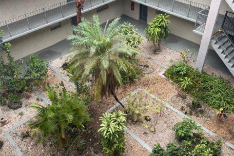 Condo in North Lauderdale, Florida, 1 bedroom  № 1748067 - photo 4