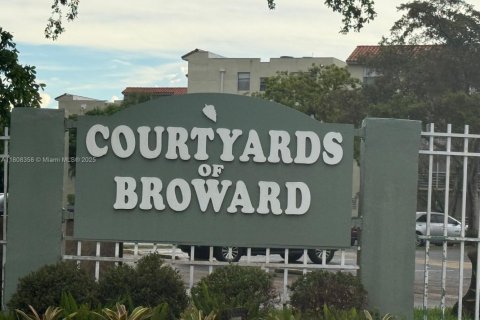 Condo in North Lauderdale, Florida, 1 bedroom  № 1748067 - photo 1