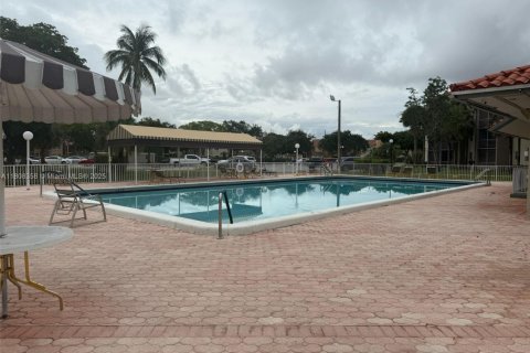 Condo in North Lauderdale, Florida, 1 bedroom  № 1748067 - photo 3