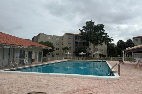 Condo in North Lauderdale, Florida, 1 bedroom  № 1748067 - photo 2