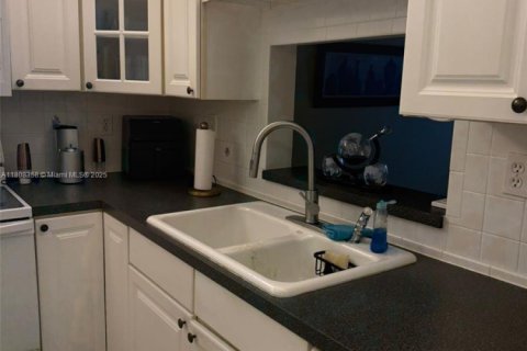 Condo in North Lauderdale, Florida, 1 bedroom  № 1748067 - photo 8