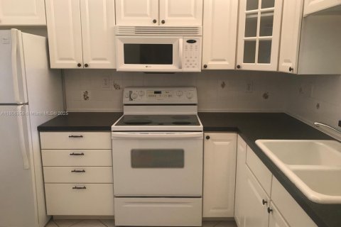 Condo in North Lauderdale, Florida, 1 bedroom  № 1748067 - photo 9