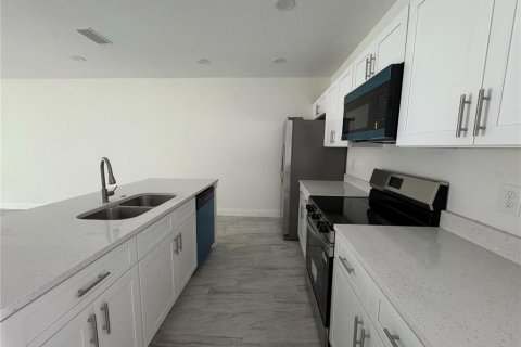 House in Bartow, Florida 4 bedrooms, 124.21 sq.m. № 2285329 - photo 3
