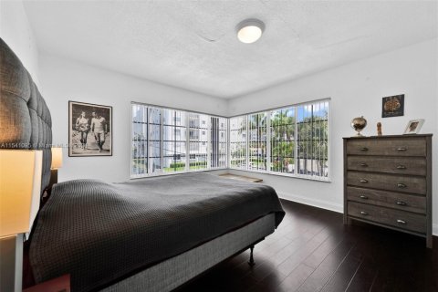 Condo in Bay Harbor Islands, Florida, 2 bedrooms  № 1859999 - photo 15
