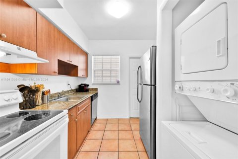 Condo in Bay Harbor Islands, Florida, 2 bedrooms  № 1859999 - photo 11