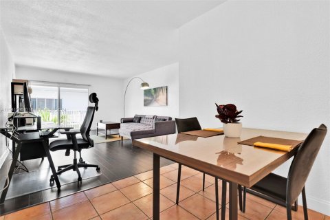 Condo in Bay Harbor Islands, Florida, 2 bedrooms  № 1859999 - photo 10