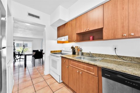 Condo in Bay Harbor Islands, Florida, 2 bedrooms  № 1859999 - photo 13