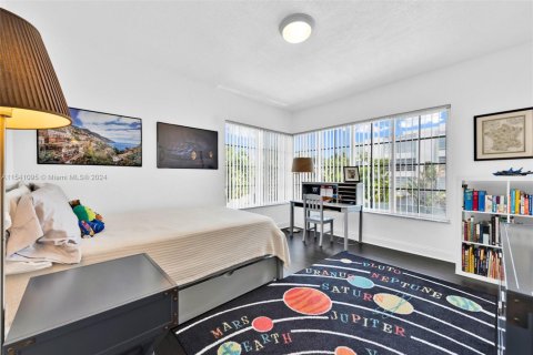 Condo in Bay Harbor Islands, Florida, 2 bedrooms  № 1859999 - photo 18