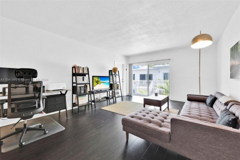 Condo in Bay Harbor Islands, Florida, 2 bedrooms  № 1859999 - photo 8