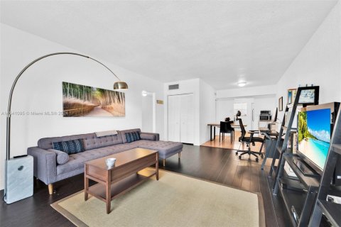 Condo in Bay Harbor Islands, Florida, 2 bedrooms  № 1859999 - photo 6