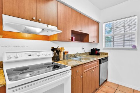 Condo in Bay Harbor Islands, Florida, 2 bedrooms  № 1859999 - photo 12
