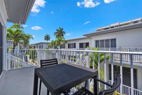 Condo in Bay Harbor Islands, Florida, 2 bedrooms  № 1859999 - photo 4
