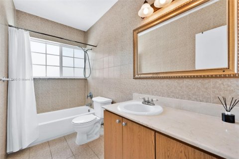 Condo in Bay Harbor Islands, Florida, 2 bedrooms  № 1859999 - photo 22