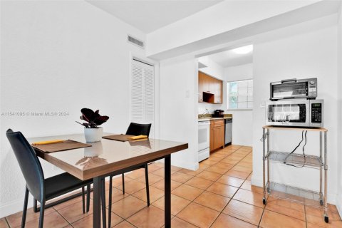 Condo in Bay Harbor Islands, Florida, 2 bedrooms  № 1859999 - photo 9