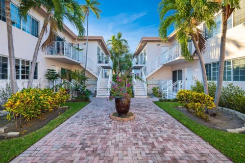 Condo in Bay Harbor Islands, Florida, 2 bedrooms  № 1859999 - photo 1