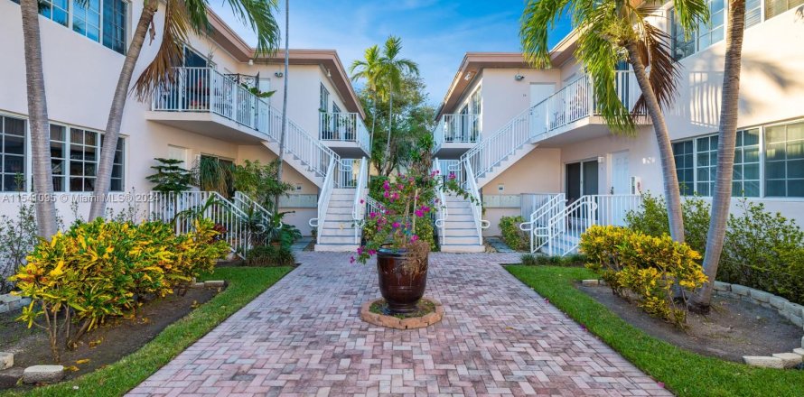 Condo in Bay Harbor Islands, Florida, 2 bedrooms  № 1859999