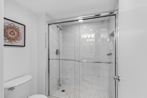Condo in Highland Beach, Florida, 2 bedrooms  № 2392684 - photo 24