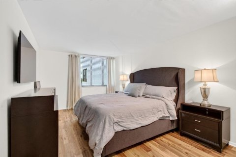 Condo in Highland Beach, Florida, 2 bedrooms  № 2392684 - photo 16