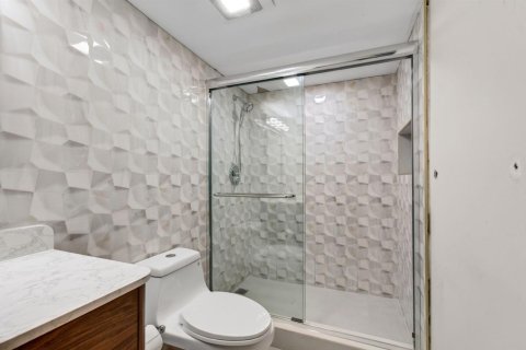 Condo in Highland Beach, Florida, 2 bedrooms  № 2392684 - photo 9