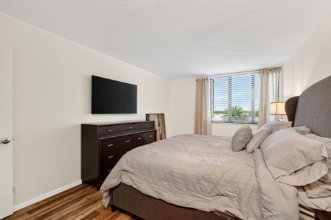 Condo in Highland Beach, Florida, 2 bedrooms  № 2392684 - photo 17