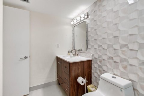 Condo in Highland Beach, Florida, 2 bedrooms  № 2392684 - photo 11