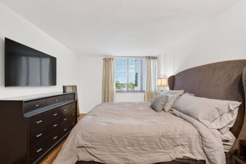 Condo in Highland Beach, Florida, 2 bedrooms  № 2392684 - photo 15