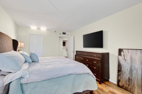 Condo in Highland Beach, Florida, 2 bedrooms  № 2392684 - photo 14