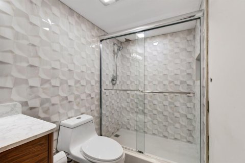 Condo in Highland Beach, Florida, 2 bedrooms  № 2392684 - photo 8
