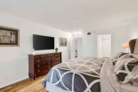 Condo in Highland Beach, Florida, 2 bedrooms  № 2392684 - photo 28