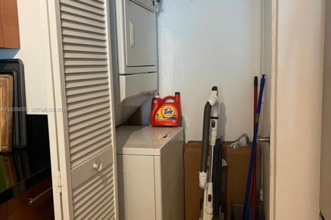 Condominio en alquiler en Miami, Florida, 1 dormitorio, 74.88 m2 № 1993882 - foto 18