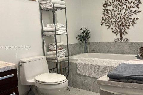 Condominio en alquiler en Miami, Florida, 1 dormitorio, 74.88 m2 № 1993882 - foto 28