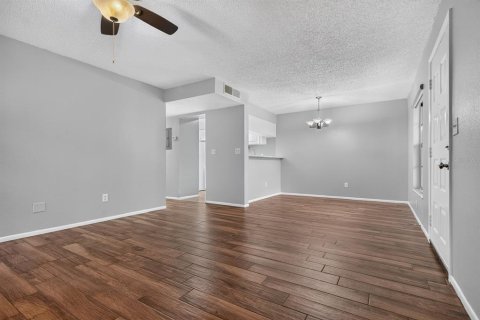 Condo in Palm Harbor, Florida, 2 bedrooms  № 2388094 - photo 14